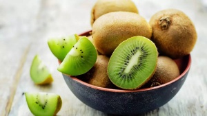 Harvard-trained gastroenterologist explains why eating kiwi is beneficial for the gut